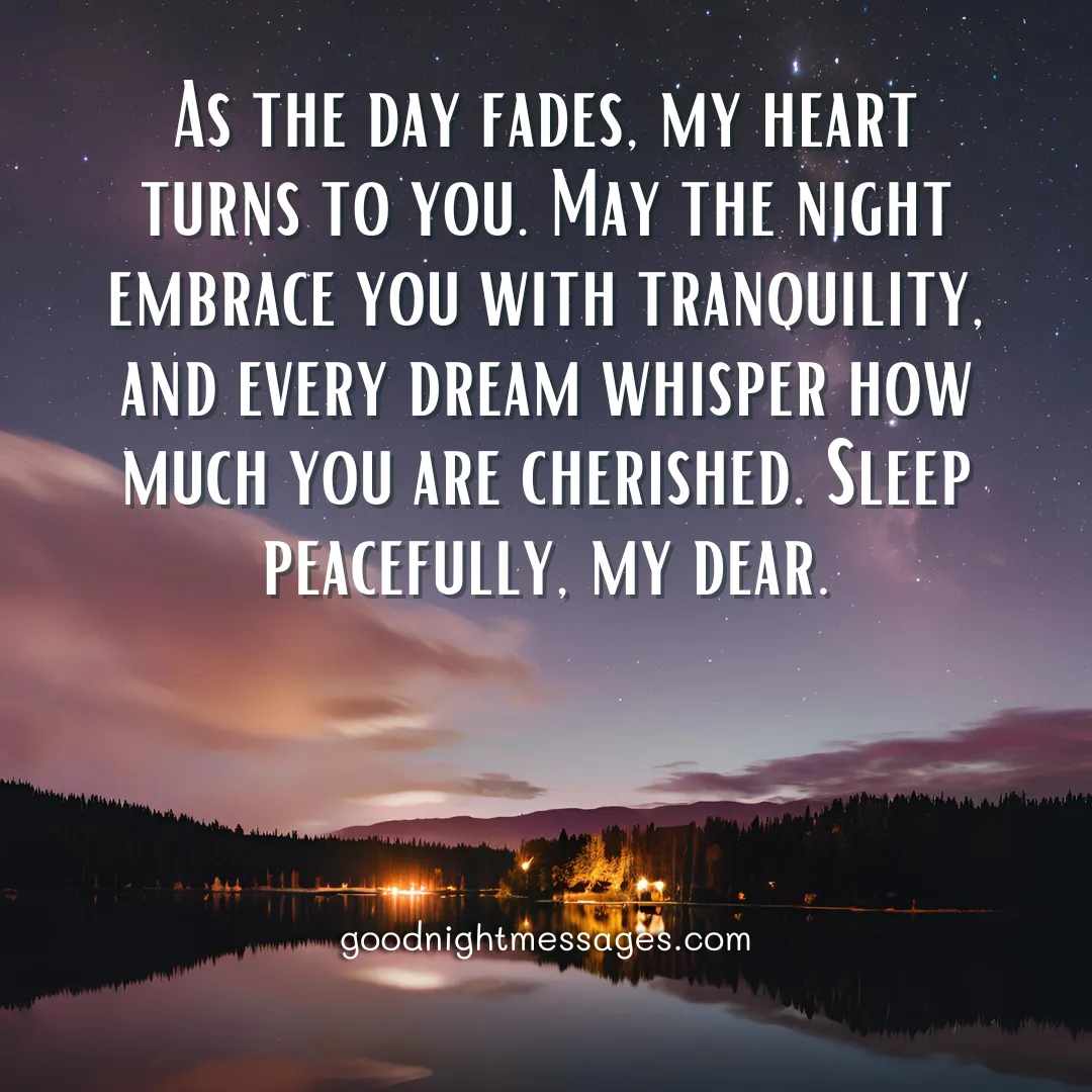 Good Night Messages for Her: Uma cena noturna serena com um lago calmo refletindo o céu crepuscular e luzes distantes, acompanhada da mensagem. As the day fades, my heart turns to you. May the night embrace you with tranquility, and every dream whisper how much you are cherished. Sleep peacefully, my dear.